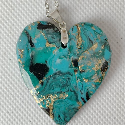 Collier avec coeur en pendentif,   en argile polymere et resine decor abstrait  vert / bleu