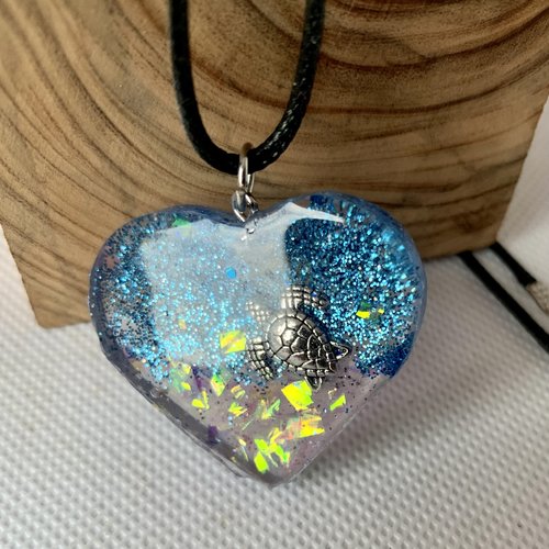 Collier avec coeur en pendentif,    resine decor  marin