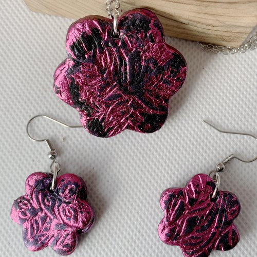Parure en argile polymere et resine, forme de lfleur rose