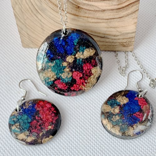 Parure en argile polymere et resine, de forme ronde multicolore