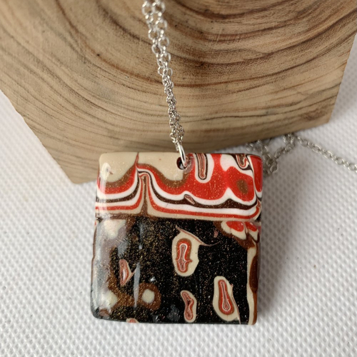Pendentif en argile polymere et resine