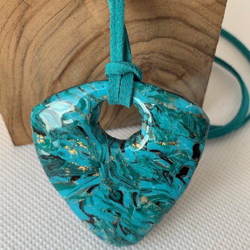 Pendentif  en   pate fimo vert et or
