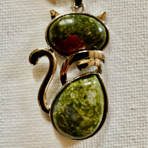 Collier avec chat en pierre naturelle