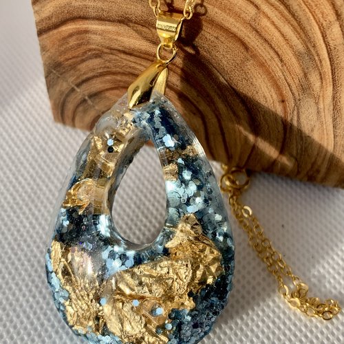 Pendentif en resine en forme de goutte