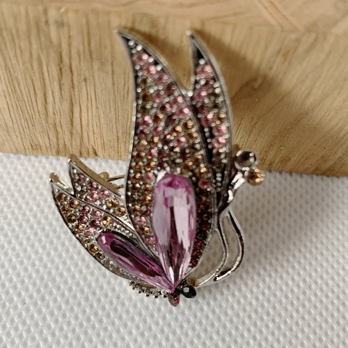 Broche "papillon"argenté et strass