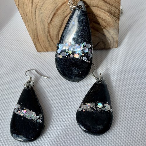 Parure en argile polymere et resine