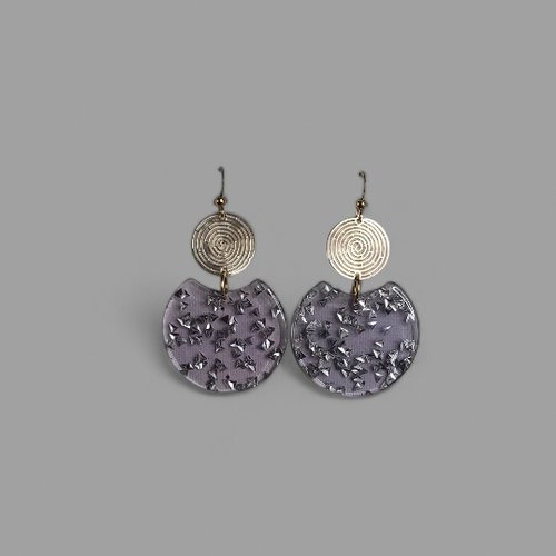 Boucles d'oreilles en résine époxy violet transparent et paillettes triangle