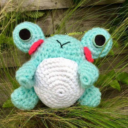 Sur commande petite grenouille peluche au crochet fait main,t15 cm ,sur commande