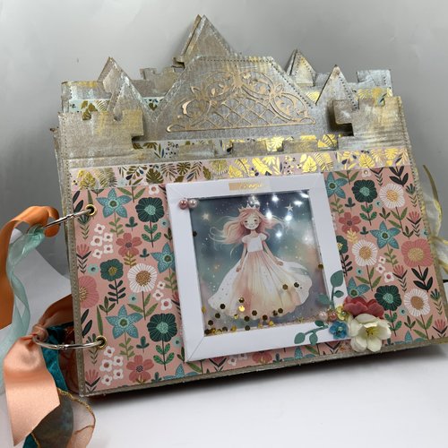 Album scrapbooking château pour anniversaire petite fille