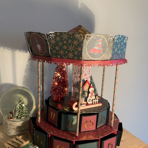 Calendrier de l’avent carroussel classique vert et rouge