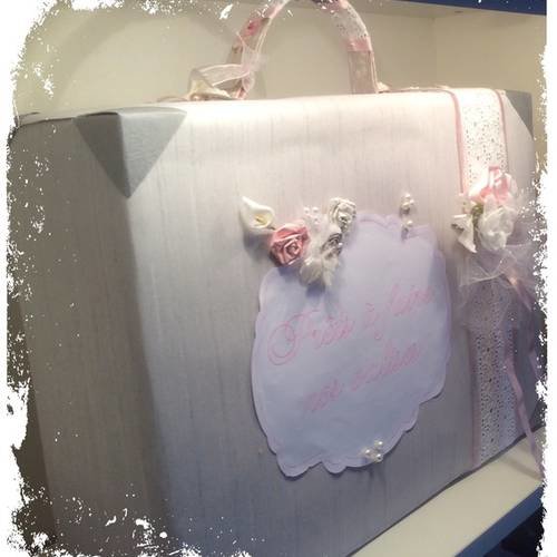Urne de mariage en forme de valise très romantique grise et rose poudré "bouquet de mariée" 