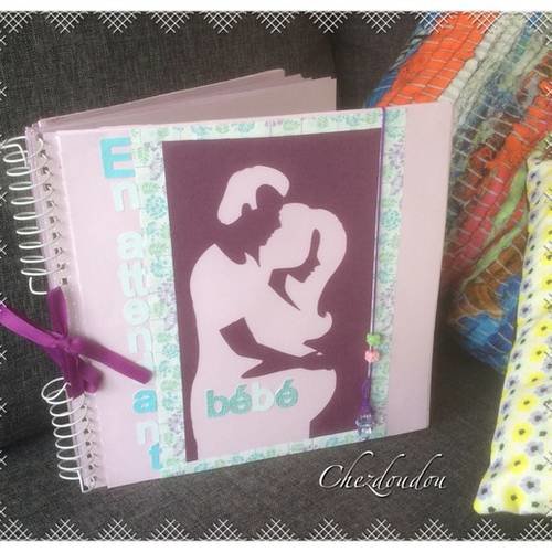 Carnet de grossesse ou journal de grossesse " en attendant bebe" unique technique scrapbooking 
