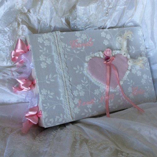 Grand livre d'or " love story"  recouvert papier embosse gris perle  et coeur rose poudre mariage romantique 