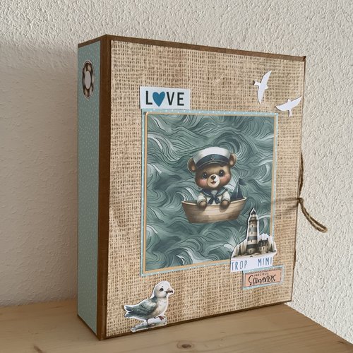 Album scrapbooking naissance dans sa boite