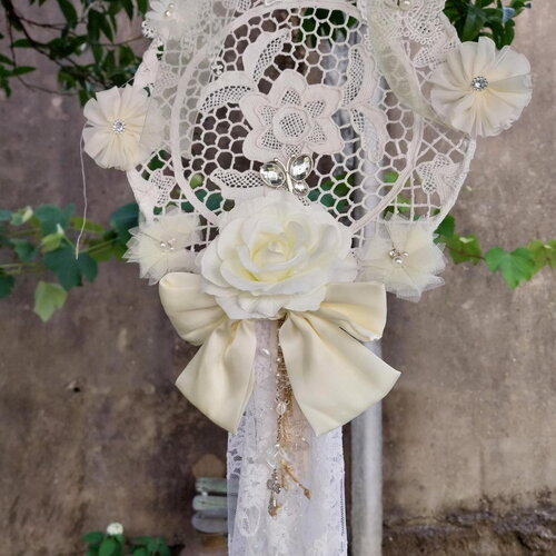 Suspension dentelle shabby sur fil fer-napperon crochet précieux fait main-motif floral dreamcatcher blanc-décor bijou papillon mariage