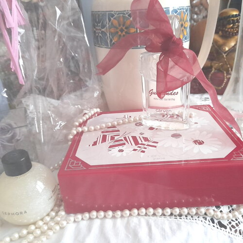 Parfum boite carven rare bouteille luxe paris vintage vide avec boite guirlandes flacon fleuri-chic-boudoir-mariage