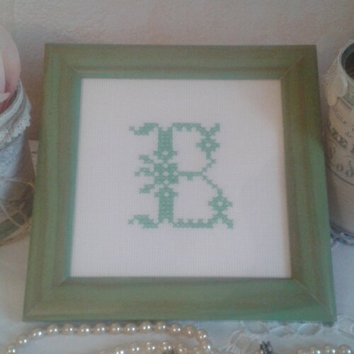 Tableau abécédaire lettre monogramme fait main vert deau-encadré sous-verre bois verni-décor mural cottage campagne-cadeau féminin