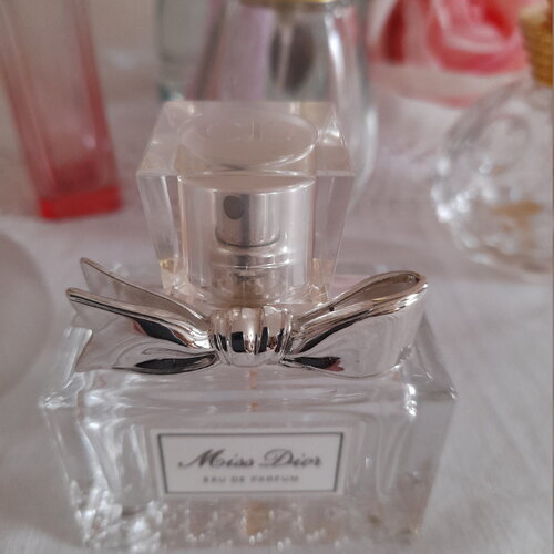 Miniatures miss dior vide-guerlain-lancôme-autres variés parfum edt-décor bouteille edt-étagère douche boudoir-cadeau féminin