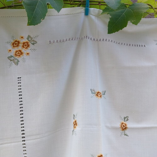 Nappe fleurie vintage shabby broderie romantic artisanal-décor table champètre jardin ferme campagne-surnappe à thé-cadeau utile cuisine