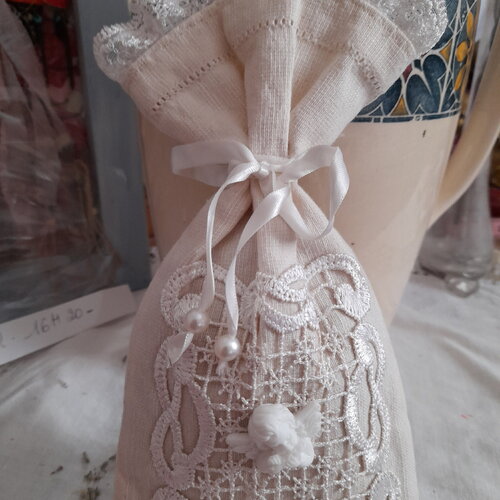 Pochette shabby dentelle vintage pur lin macramé brodé main-décor boudoir-coussin petit angelot parfumé lavande de mon jardin-ceadeau femme