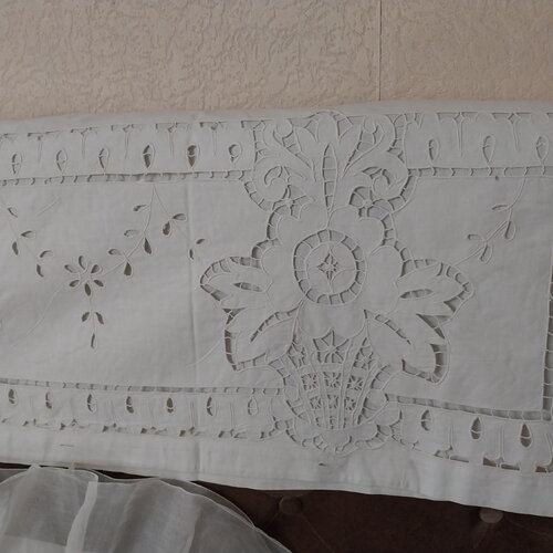 Housse téte lit vintage brodé richelieu-pur lin fait main-fermé par bouton nacre-housse brodée romantic-shabby-campagne-cottage-