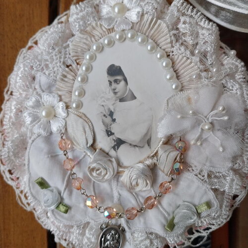 Décor mural shabby esprit victorien dentelle plissée d époque fait main image fillette centenaire ornement sur bois-cadeau féminin romantic