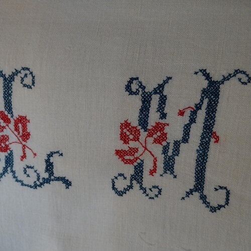 Housse coussin lit brodé main-rare-millesimme année 1920-cache traversin de lit-décor lit-couture-art textile recyclé durable