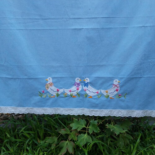 Rideau bleu chambre enfant-application petit canard brodé fait main-couture tissu recyclé durable-cadeau rideau personnalisé décor appliqué