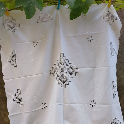 Nappe blanche linge ancien brodée main bien conservée-nappe shabby-table anniversaire jeune fille-nappe décor de terrasse jardin