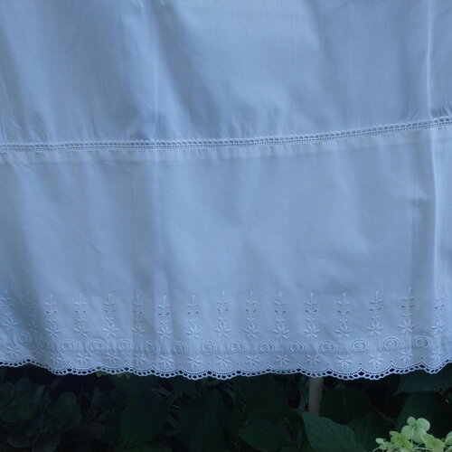 Rideau bébè centenaire broderie anglaise shabby-drap recyclé pièce rideau esprit cottage ferme champétre trés estimé-cadeau chambre bébé