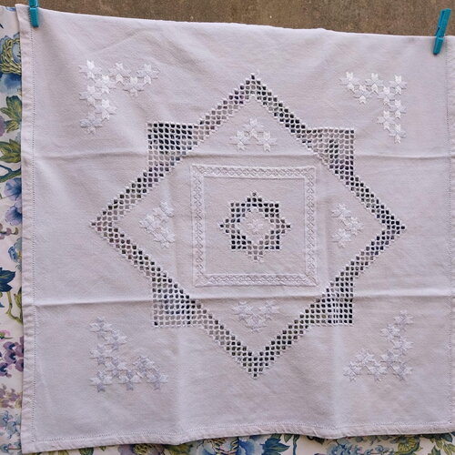 Nappe hardenger vintage brodée blanc pur lin-joli centre de table pour le thé-nappe artisanal usagée très estimée-cadeau décor nappe jardin