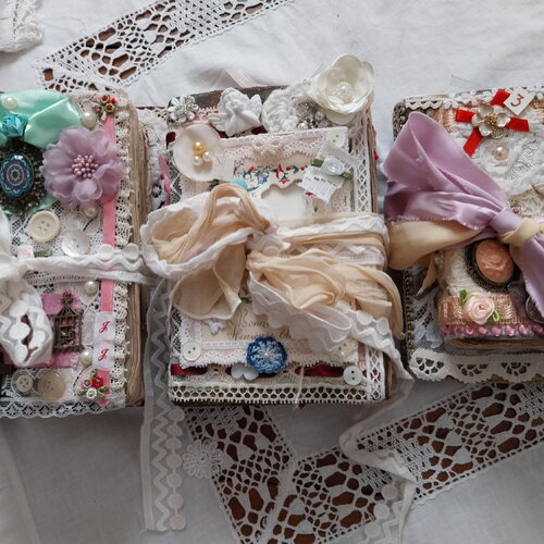 Livre décoré dentelle shabby