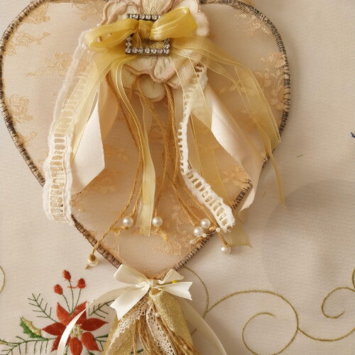 Coeur suspendu dentelle shabby fait main