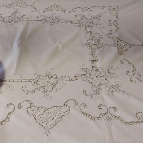 Grande nappe ancienne brodée main