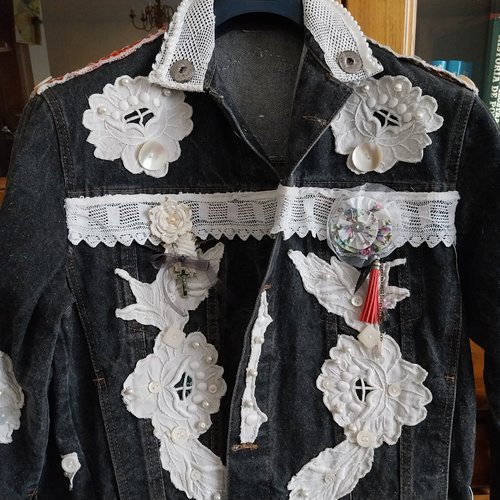 Blouson jean revisité dentelle boutons recyclés