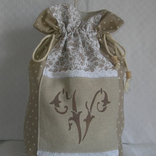 Pochon sac à linge romantique en coton petits pois et petites fleures avec monogramme v peint