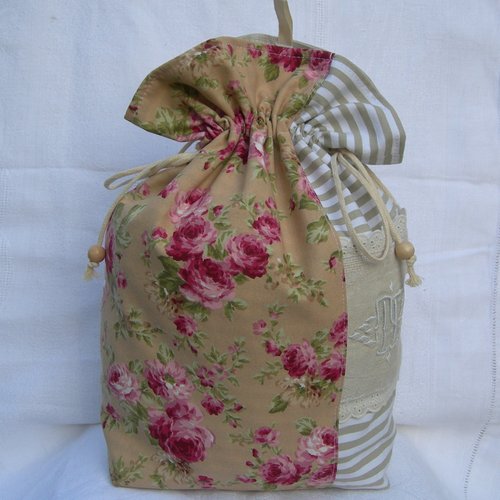 Pochon sac à linge en coton avec ses roses anciennes et monogramme