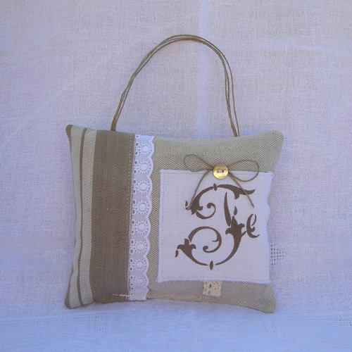 Coussin de porte lavande toile à matelas et lin avec monogramme f peint