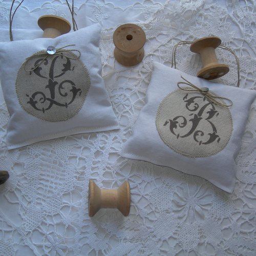 Coussin de porte lavande de provence monogramme b peint main