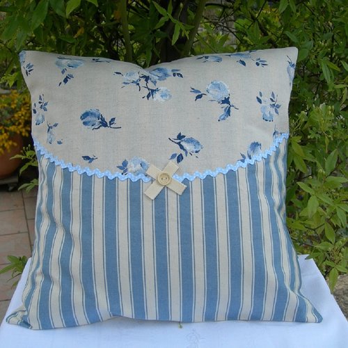 Coussin déhoussable toile à matelas bleu et ses roses anciennes en coton