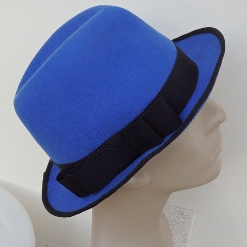 Votre borsalino en feutre bleu sera un chapeau confortable et élégant pour un homme en taille 60.