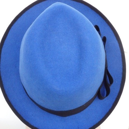 Votre borsalino en feutre bleu sera un chapeau confortable et élégant pour un homme en taille 60.