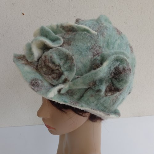 Chapeau cloche éco responsable en laine feutrée vert pour femme, feutre fait à la main à l'eau chaude et au savon