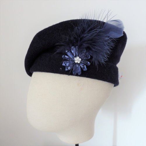 Chapeau en laine feutrée bleu marine, chapeau hiver, béret bleu décor plumes, béret en laine