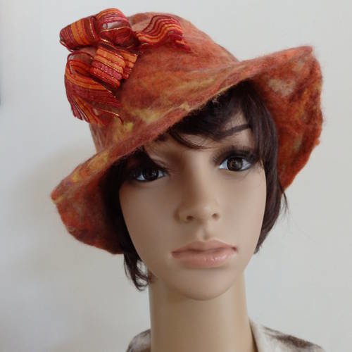 Chapeau en laine feutrée à la main modèle ruban