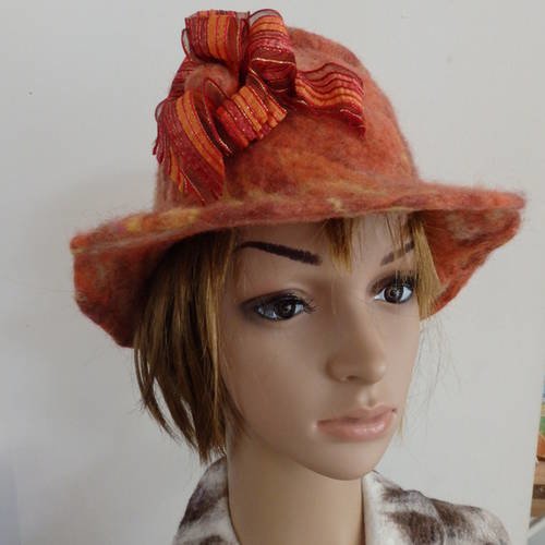 Chapeau en laine feutrée à la main modèle ruban