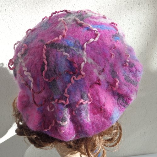 Chapeau cloche éco responsable rose fuchsia en laine de mouton feutrée à la main, chapeau feutré à la main, cloche hiver