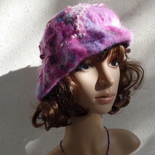 Chapeau cloche éco responsable rose fuchsia en laine de mouton feutrée à la main, chapeau feutré à la main, cloche hiver