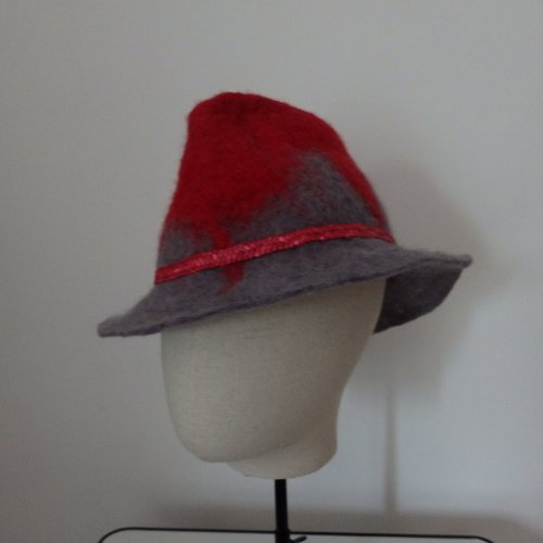 Trilby  en laine et paille, chapeau homme ou femme, borsalino rouge et gris, laine feutrée artisanal