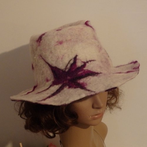 Chapeau en feutre artisanal blanc et violet, fibre naturelle imperméable. chakra coronal